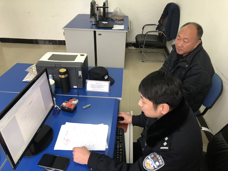 圖三午飯時，民警給居民辦理落戶口