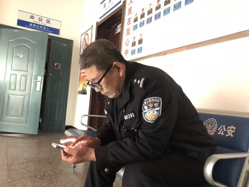 圖六結(jié)束一天工作，老民警董紹印坐下休息