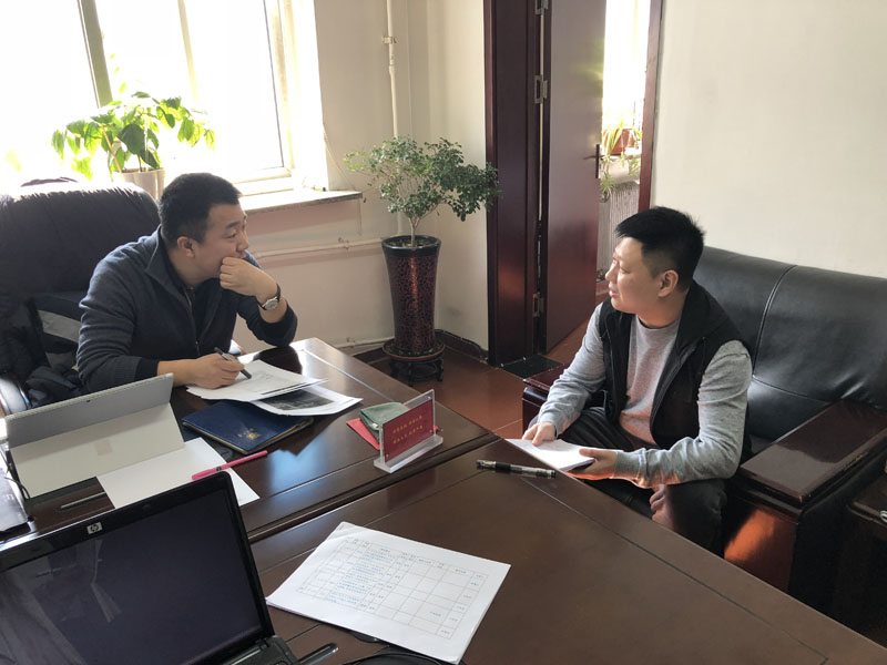 圖一基礎(chǔ)大隊長向副支隊長唐躍宇匯報案情