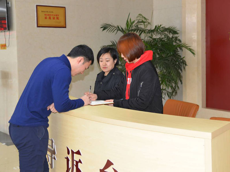 圖二，記者和導(dǎo)訴臺(tái)工作人員一起指引市民查詢信息