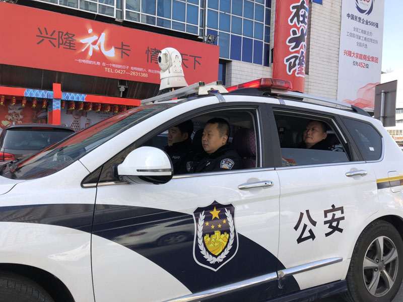 圖十 民警在巡邏中，定點停留