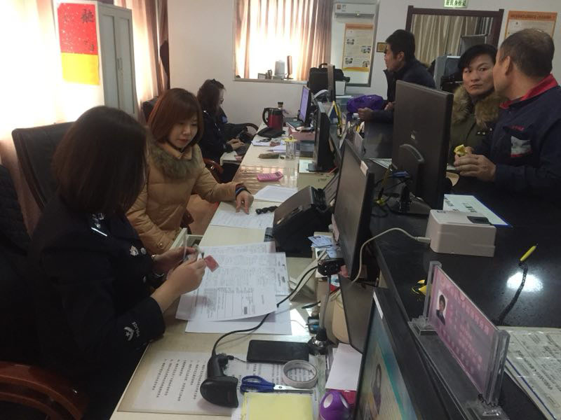 圖一，記者在辦證大廳體驗(yàn)戶籍民警工作