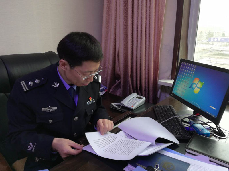 圖二，社區(qū)警務(wù)大隊(duì)大隊(duì)長張宏偉翻閱文件