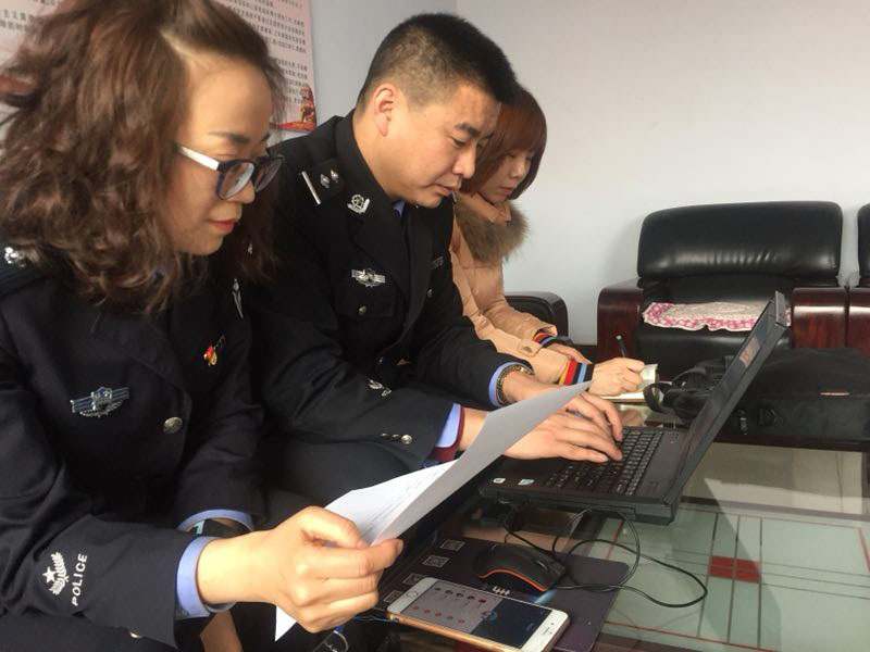 圖五副大隊(duì)長許艷莉、民警方志遠(yuǎn)錄入信息