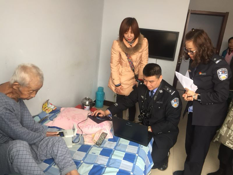圖六記者和許艷莉、方志遠(yuǎn)一起采集信息、錄入指紋