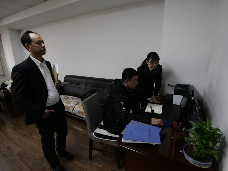 記者為律師進行微信綁定，以后就可以在微信上查看案件信息了