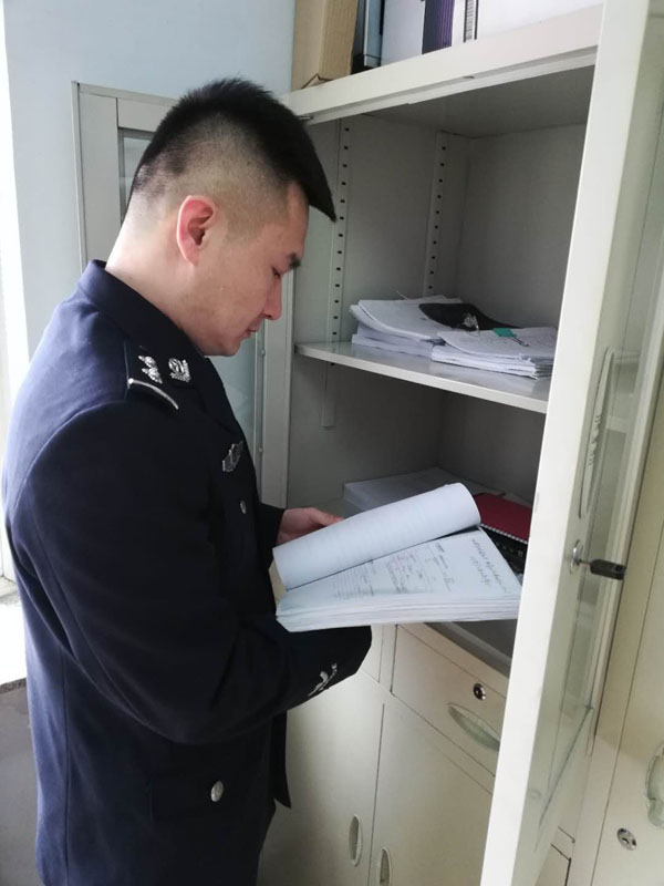 圖二，辛楊查閱卷宗，在一摞摞卷宗材料中尋找線索
