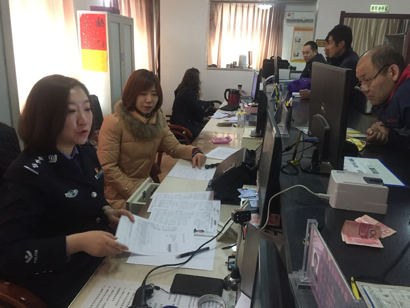 圖五，記者和劉莉耐心接待每一位市民