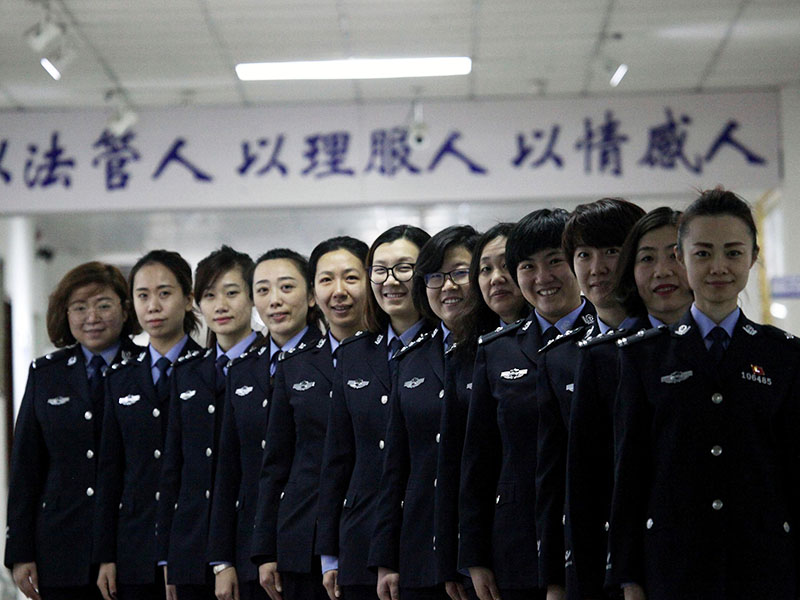 “以法管人、以理服人、以情感人”是這些有著大愛之心的女管教們的工作準(zhǔn)則1