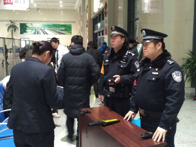 圖五，高弘毅和民警疏導(dǎo)乘客