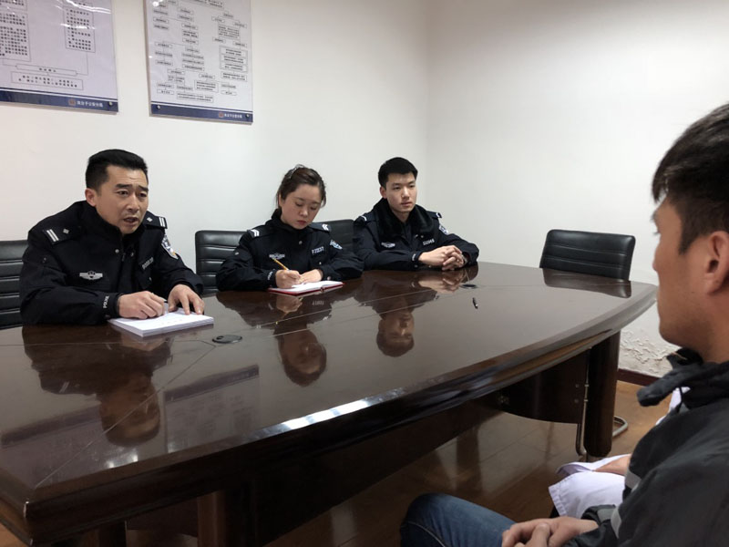 圖三：記者（左二）陪同民警劉士?。ㄗ笠唬Τ臣芊蚱捱M(jìn)行調(diào)解