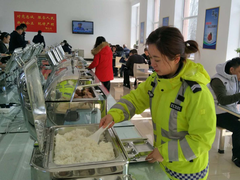 圖三：記者來到交警支隊(duì)的食堂，同大家一起共進(jìn)午餐