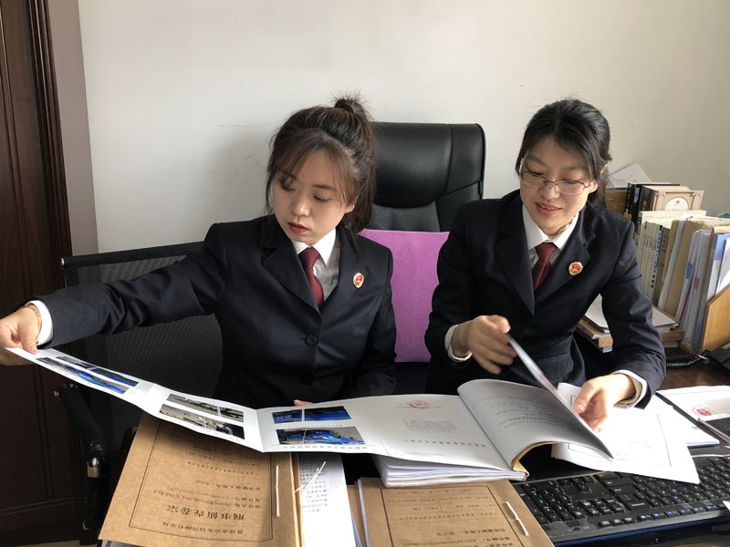 圖一：陳月（右一）告訴記者（左一）如何審查、分析案卷。