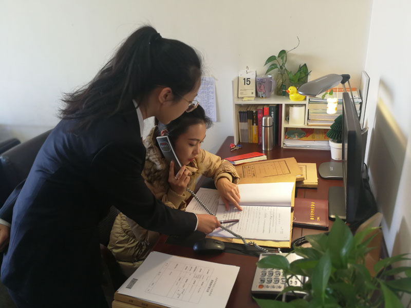 記者與李思奇打電話通知犯罪嫌疑人來(lái)院里做訊問(wèn)筆錄