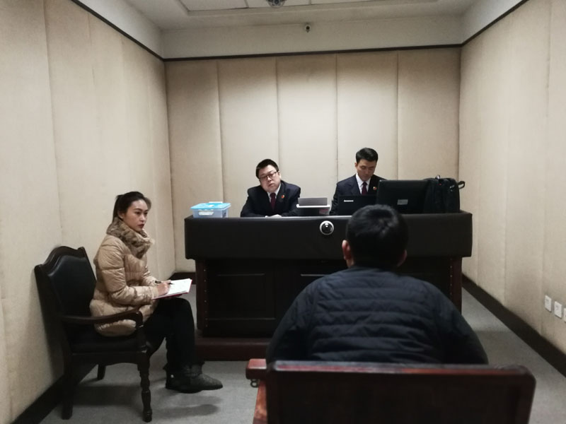 在訊問(wèn)室對(duì)犯罪嫌疑人進(jìn)行訊問(wèn)