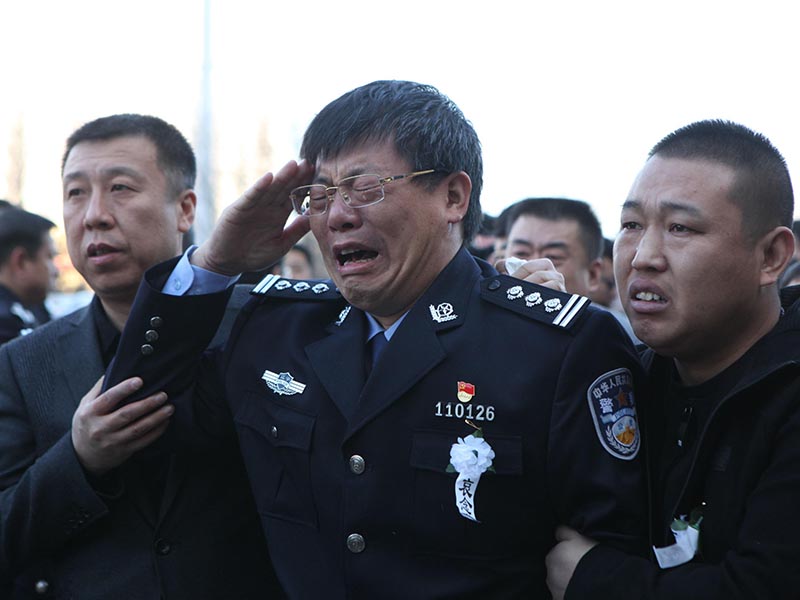 鐵骨錚錚的警察父親李浩，望著兒子的遺像再也控制不住自己的眼淚，英雄的父親給兒子敬禮