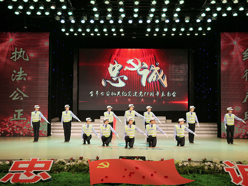 （圖三）遼陽交警表演交通指揮手勢(shì)