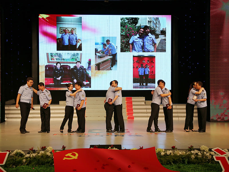 （圖八）上陣父子兵，并肩作戰(zhàn)，用青春熱血展現(xiàn)了一代代人民警察薪火相傳，用平凡奉獻(xiàn)書寫了“人民公安為人民”的無悔忠誠