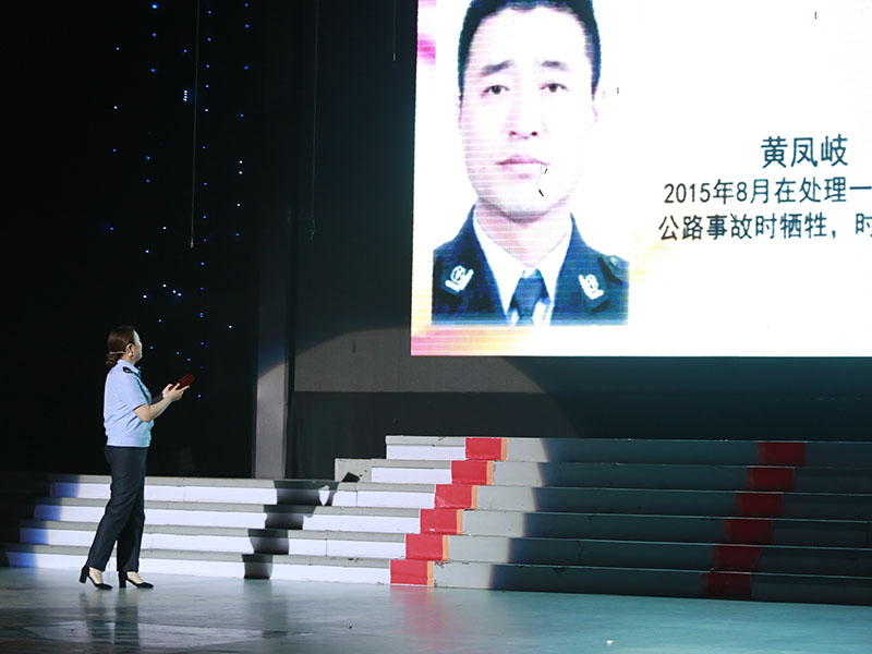（圖九）因公犧牲民警黃鳳岐的女兒黃珊在追憶自己去世的父親，一代代使命的傳承就是對(duì)先烈在天之靈最好的告慰