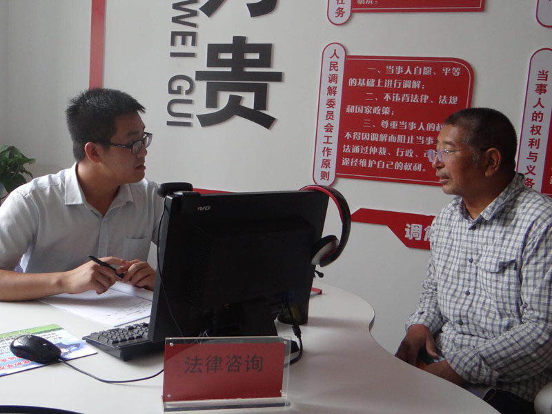 同心苑社區(qū)居民在同律師咨詢(xún)法律問(wèn)題