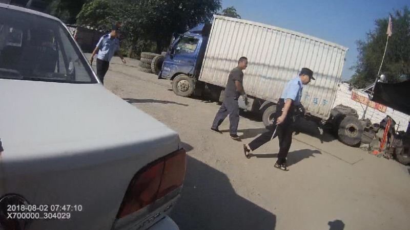 烈日炎炎，民警在路上搜尋持刀男子