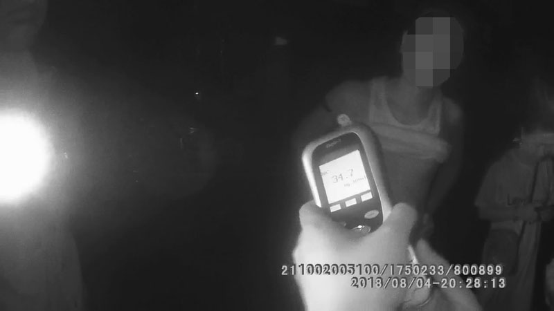 在民警檢查時(shí)，用測試儀檢測劉某涉嫌酒后駕駛