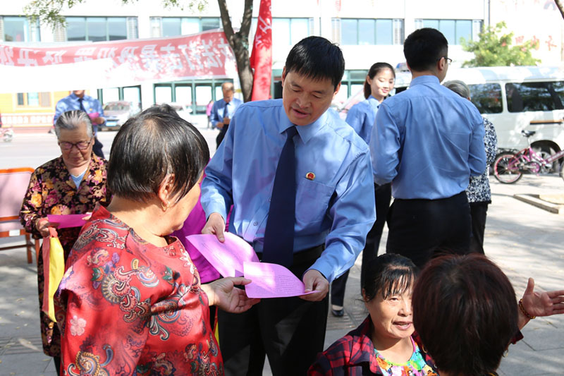 黑山縣人民檢察院檢察官走上街頭向群眾開展掃黑除惡宣傳活動。