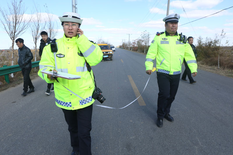 剛到交通事故現(xiàn)場，范冬梅又接到指揮中心打來出警的電話