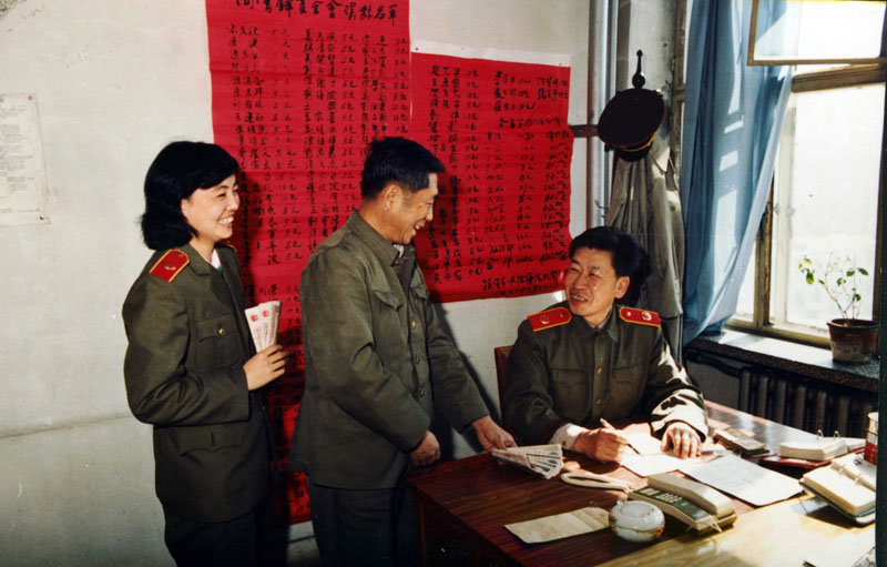 1990年5月，撫順市檢察干警捐款場(chǎng)景