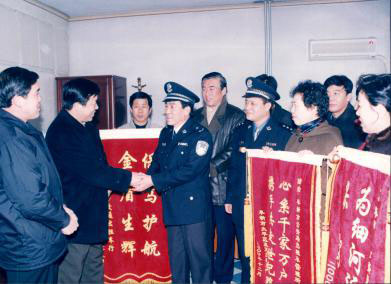 2000年12月，市公安局長(zhǎng)侯振祥接受各出租車行代表贈(zèng)送的錦旗
