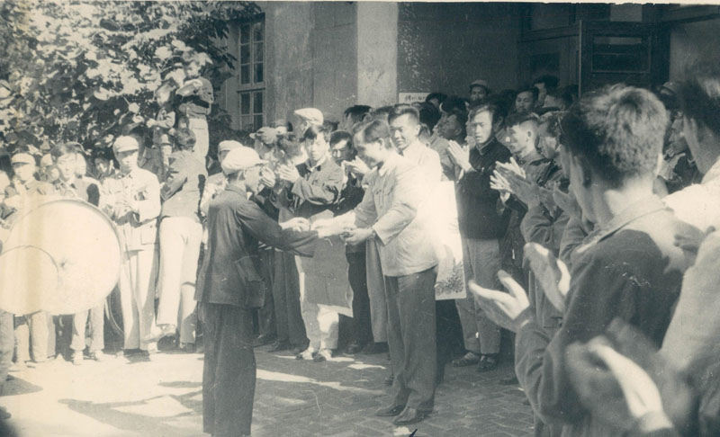 1958年10月10日，公安部在阜新召開參加生產(chǎn)保衛(wèi)生產(chǎn)全國經(jīng)濟(jì)保衛(wèi)現(xiàn)場(chǎng)會(huì)，會(huì)前市公安局副局長(zhǎng)羅萍接受基層代表喜報(bào)。