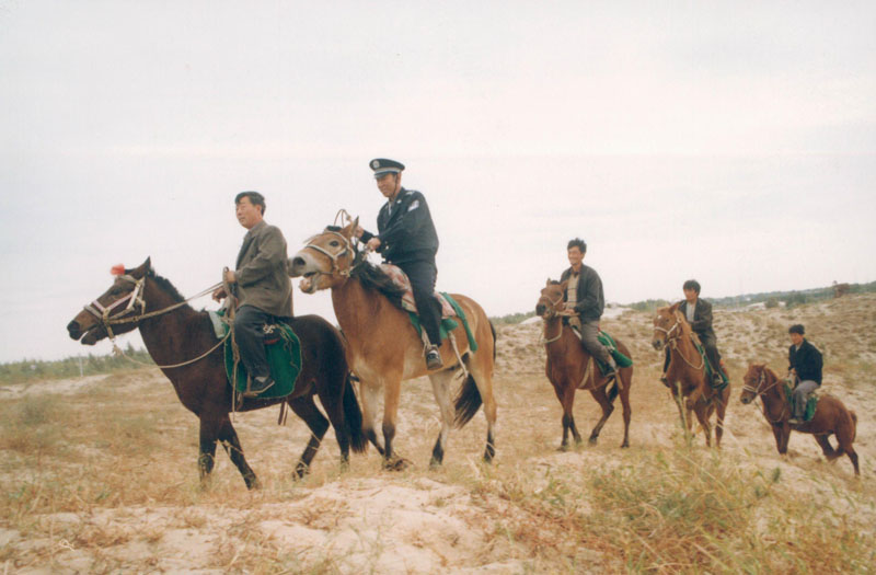 沙漠路少難行，民警為開展工作，堅(jiān)持騎馬巡邏
