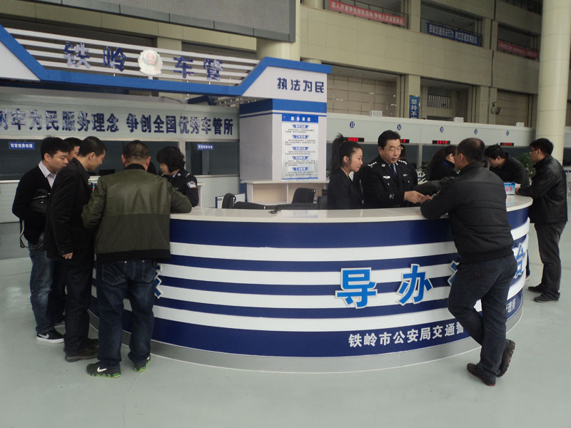 車管所由“鏈條式”服務(wù)改為“一窗式”服務(wù)，群眾辦事更加便捷