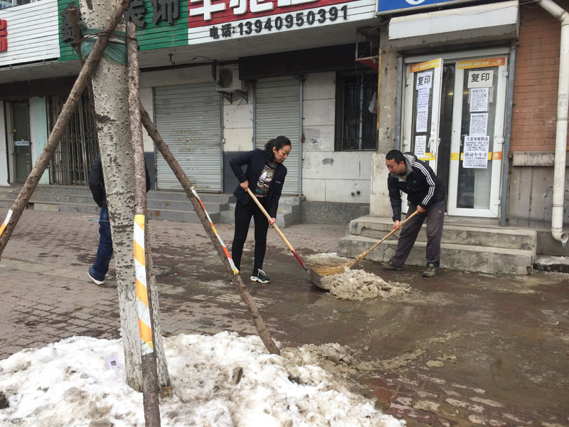 記者和網格員清理積冰