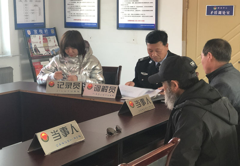 李家新（左二）調解村民糾紛，記者（左一）認真記錄