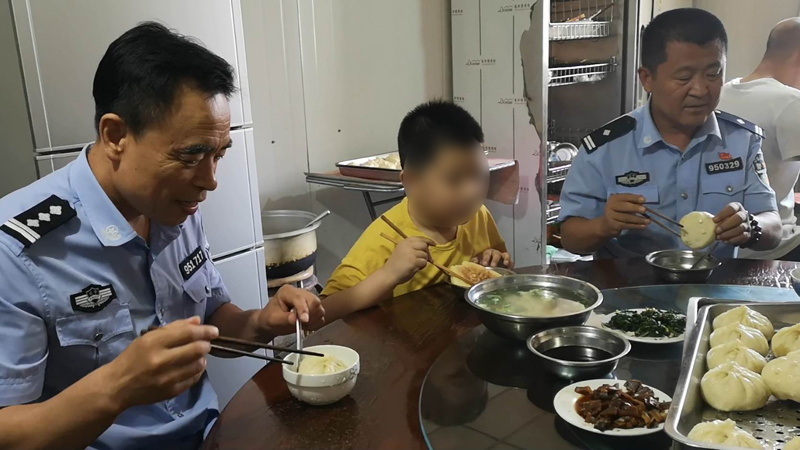 午飯了，男孩不愛吃包子，食堂給專門烙的糖餅，吃的噴香