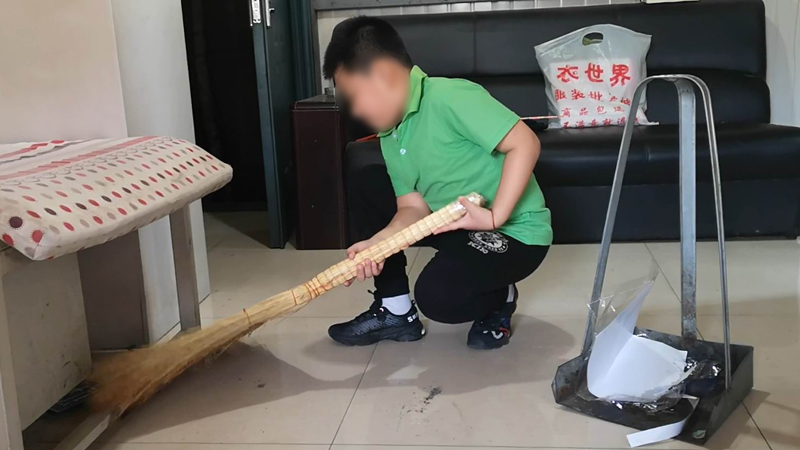 小男孩很懂事，經(jīng)常幫助派出所打掃打掃衛(wèi)生