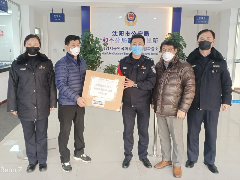 轄區(qū)的外國友人通過韓商會購買一箱N95口罩送到派出所，表達對警務(wù)工作站的感謝之情