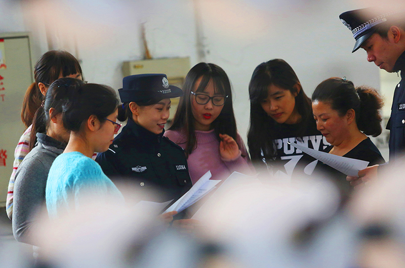 民警給外來(lái)女工講法律
