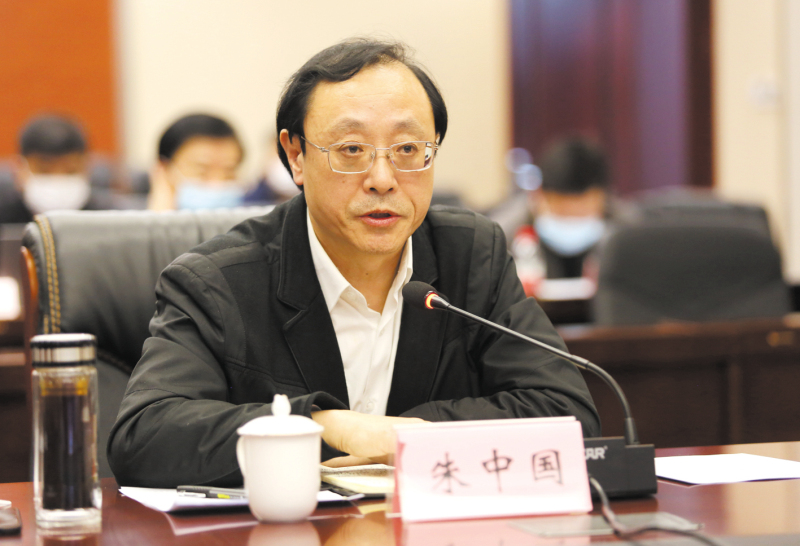 朱中國在進行答疑。