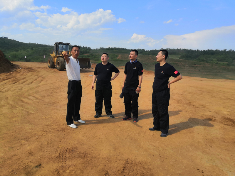 王靖文（右二）與駐村隊友一起在項目現(xiàn)場查看進(jìn)展情況