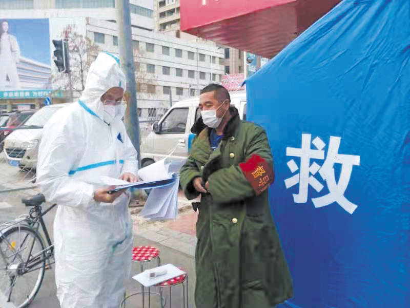于成武（左）在社區(qū)參加防疫工作。