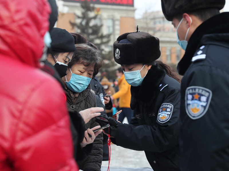 沈陽公安民警廣場(chǎng)上集中開展反詐宣傳3