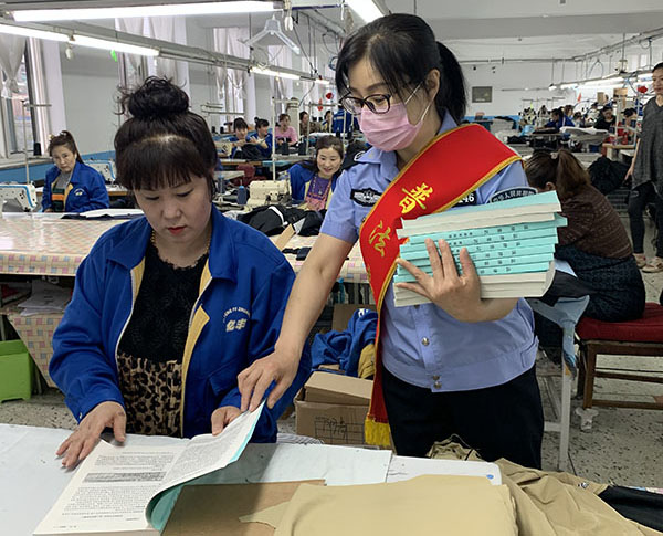 5月24日，東港市司法局北井子司法所所長單雪在東港市億豐服裝廠為職工解答法律問題