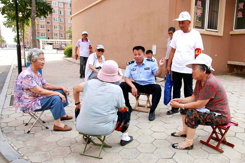 李化瑞和轄區(qū)群眾聊家常，聽取他們對小區(qū)平安建設(shè)的意見和建議。
