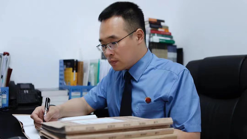楊德明在撰寫案件審查報告。