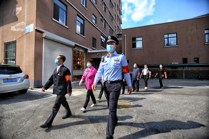 李鵬先后組建了義務(wù)巡邏隊、商戶聯(lián)盟、治安調(diào)解組等，為社區(qū)營造良好的治安環(huán)境。