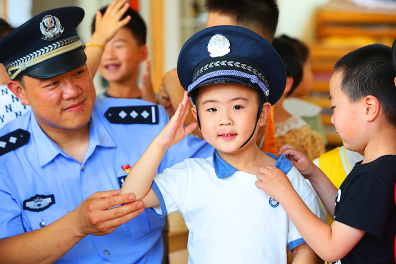 李鵬早已成為社區(qū)孩子們的偶像。