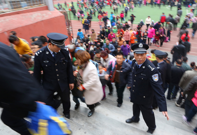 本溪市公安局明山公安分局結(jié)合流動警務(wù)設(shè)立護學(xué)崗。