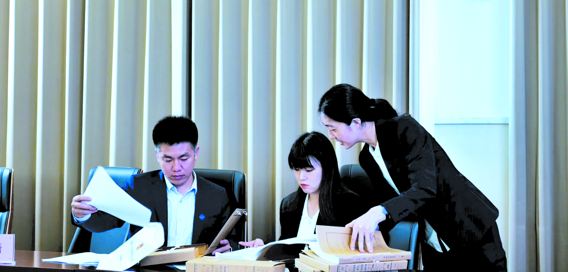仲裁秘書正在研究案件。副本